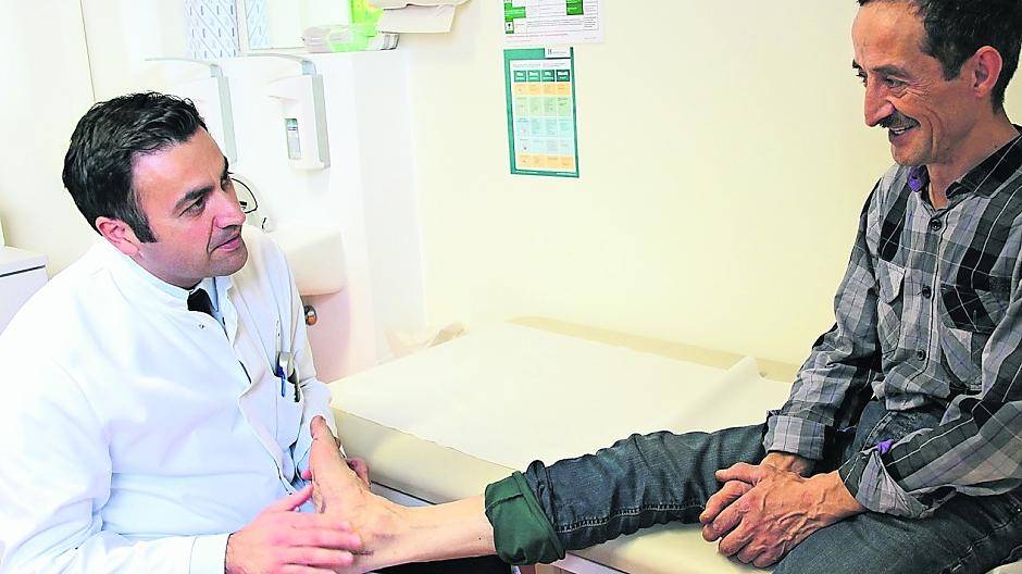  Chirurgie-Facharzt Mehrdad Mahvash und der erfolgreich operierte Esin M. 