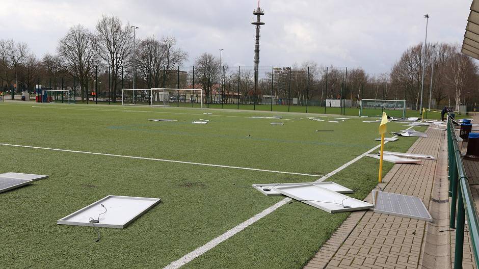 Die Solarmodule liegen wild verstreut auf dem...