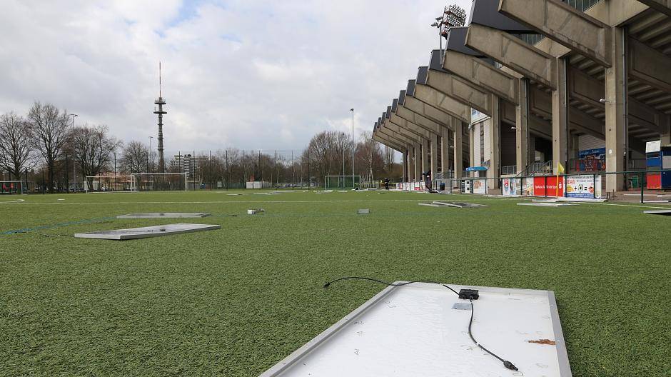50 Panele der Photovoltaikanlage sind von der Südtribüne der Grotenburg...