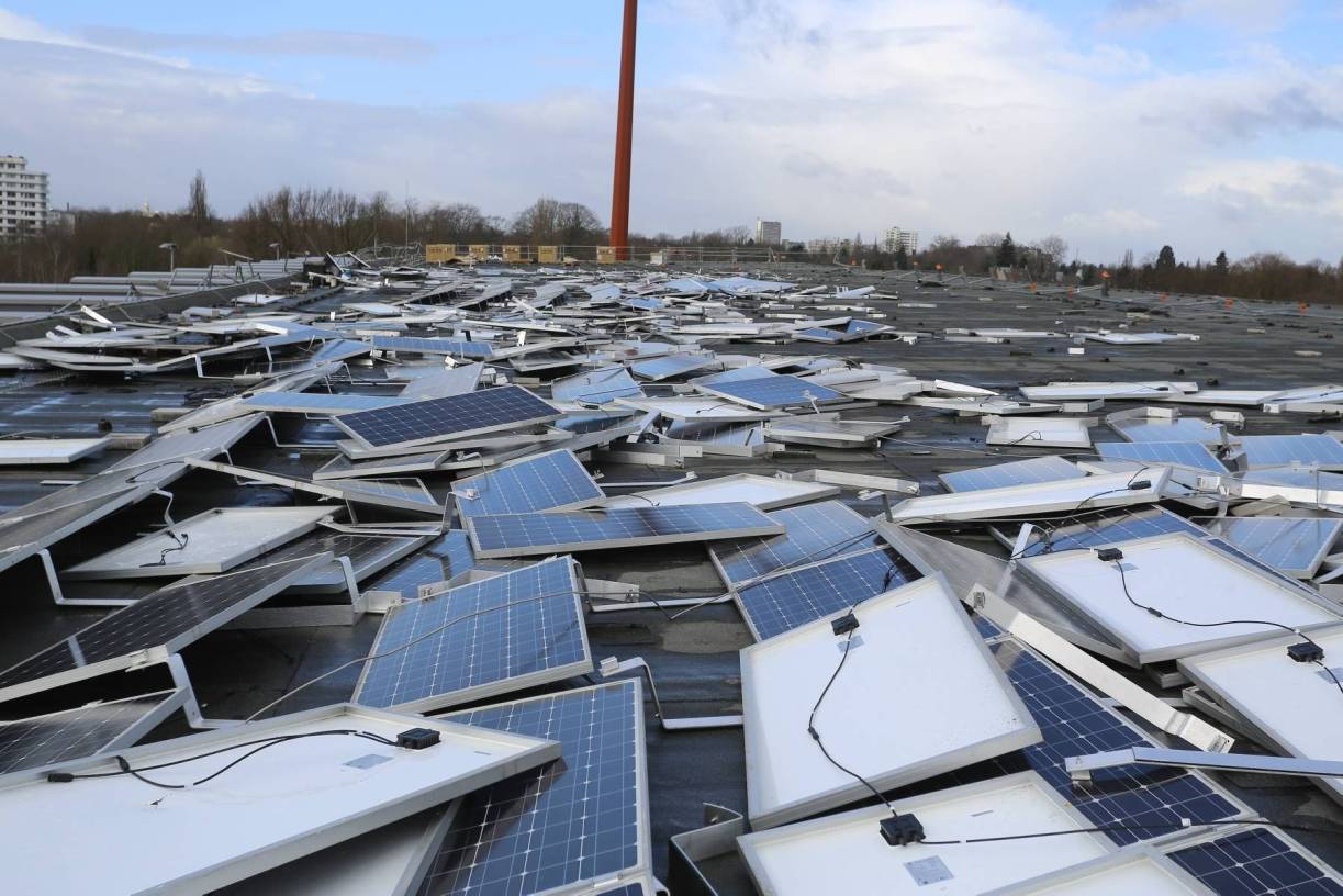 Die heruntergefallenen Photovoltaik-Panele werden zum Abtransport...