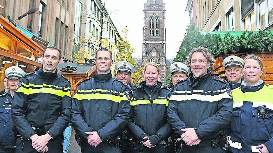 Die niederländischen Beamten und ihre deutschen Kollegen gehen seit Freitag gemeinsam in der City auf Streife.