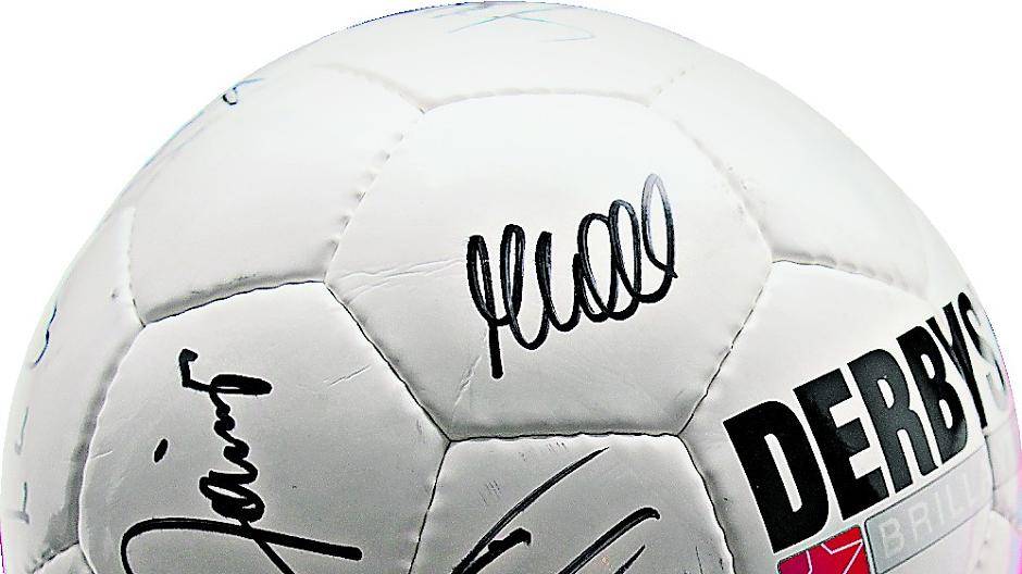 Auf dem original Spielball haben alle Mitglieder der Uerdinger Legenden unterschrieben, von Friedhelm Funkel bis Marcel Witeczek.
