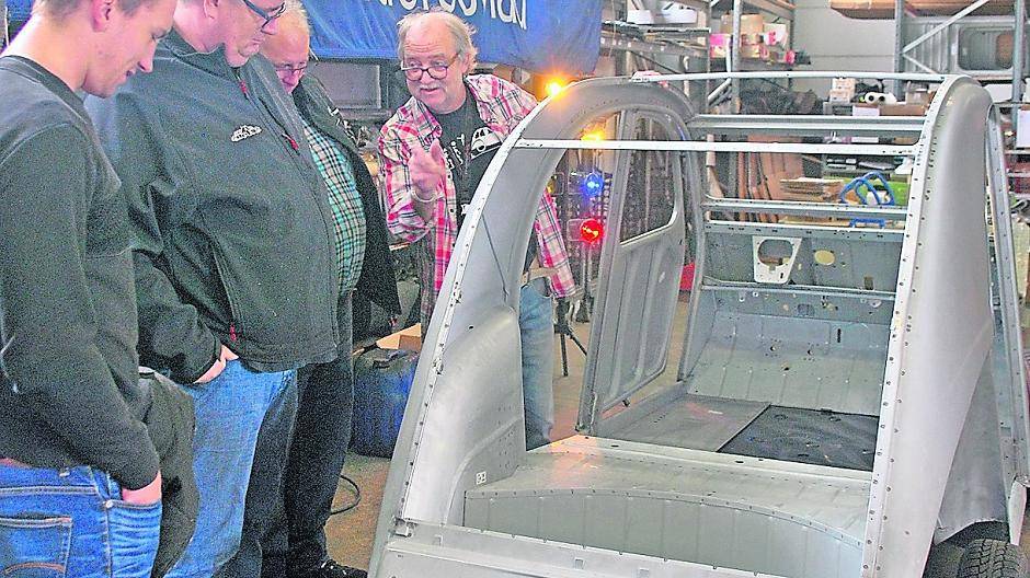  Fachsimpelei am Prototypen der neuen alten Ente. Hans Heynen (rechts) erklärt, was es mit dem Modell auf sich hat. 