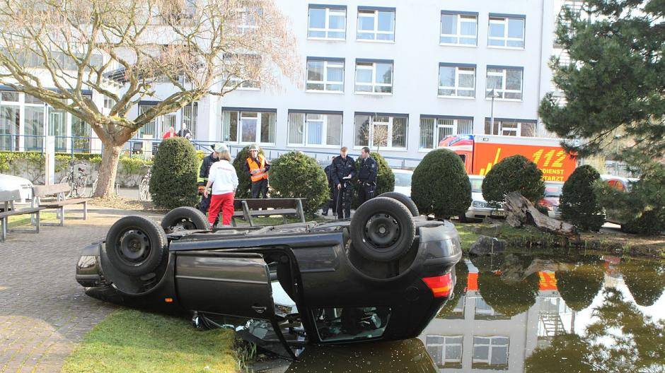Auto landet dachüber im Altenheim-Teich