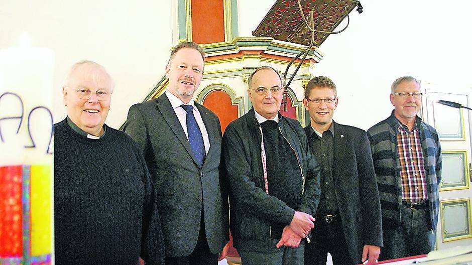  Von links: Pfarrer Dr. Wilhelm Kursawa, Pfarrer Dr. Harald Ulland, Pfarrer Alexander Schweikert, Pfarrer Arne Thummes und Diakon Franz-Josef Cohnen. Es fehlen Pastor Thorsten Aymanns, Pfarrer Duc Tran und Pfarrer Horst-Ulrich Müller. Sie alle sind gemeinsam mit den Menschen unterwegs zum Christusfest. 