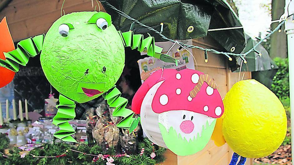 An den Ständen locken liebevoll hergestellte Kleinigkeiten aus den Wohngruppen und Kinderdorffamilien des Dorfes.