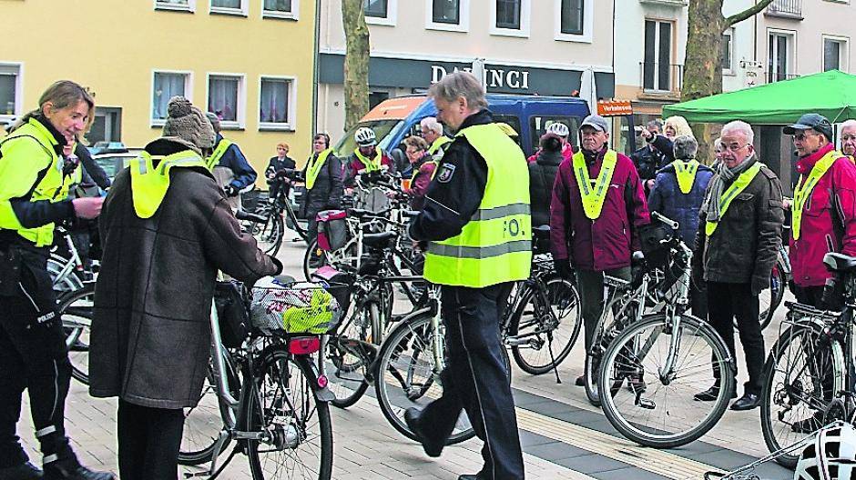 Vor dem Start: Polizisten überprüfen die Sicherheit der Fahrräder der teilnehmenden Senioren.