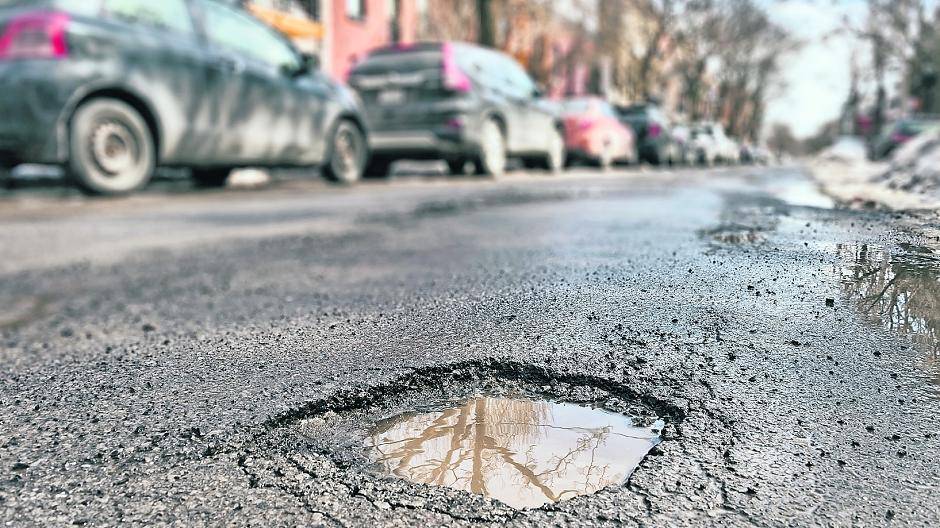Solche Schlaglöcher sollen nun ausgebessert werden. Foto: fotolia/ mbruxelles