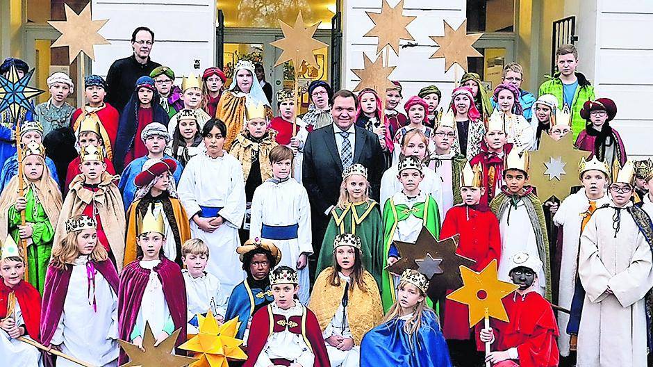 Viele Krefelder Sternsinger kamen zum Beginn der Sternsingeraktion zum Rathaus und wurden von Oberbürgermeister Frank Meyer (Bildmitte) empfangen.