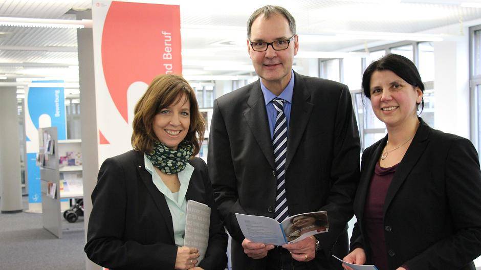 Verkünden die Arbeitsmarktzahlen zum Jahreswechsel: (v.l.) Evelyn Schotten, Geschäftsführerin operativ der Arbeitsagentur Krefeld; Franz-Josef Schmitz, Geschäftsführer Jobcenter Kreis Viersen und Tavin Lara Turanli, Geschäftsführerin Jobcenter Krefeld.