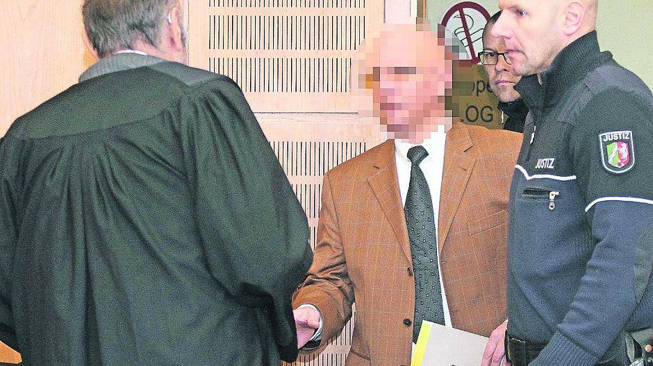  Georg K. wird von den Justizbeamten in den Gerichtssaal geführt, wo schon sein Verteidiger auf ihn wartete. 