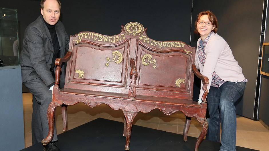  Dr. Christoph Dautermann, stellvertretender Museumsleiter (links), und Restauratorin Eileen Wolff mit einer Beschneidungsbank. Der „Elias-Stuhl“ stammt von 1765 und wird von der Jüdischen Gemeinde Krefeld zur Verfügung gestellt. 