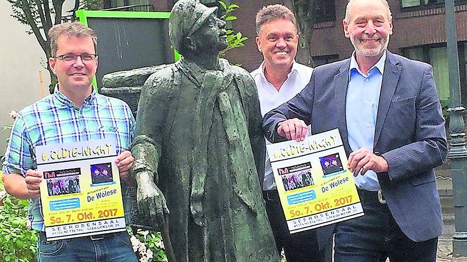 Peter Nisters, Jürgen Ucher, Paul Lienen (v.l) — und der Kiependraeger natürlich auch — freuen sich schon auf die sechste „Oldie-Night“ in Nettetal-Lobberich.