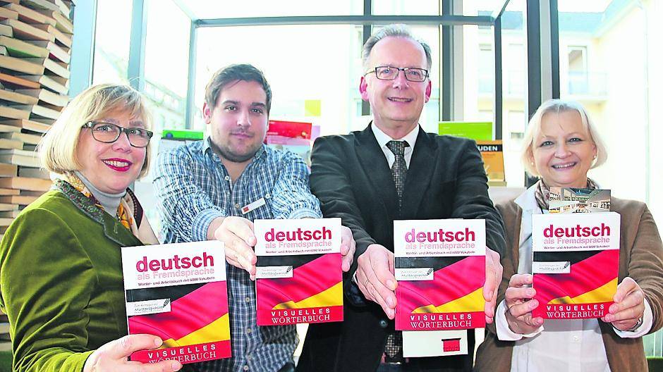  Bei der Präsentation der Bücher (v.l.): Fördervereins-Vorstand Birgitt Schweren-Wolters, Projektbetreuer Philipp Bohr (Praktikant der Mediothek), Vereins-Vorsitzender Peter Lengwenings und Schatzmeisterin Brigitte Schäfers. 