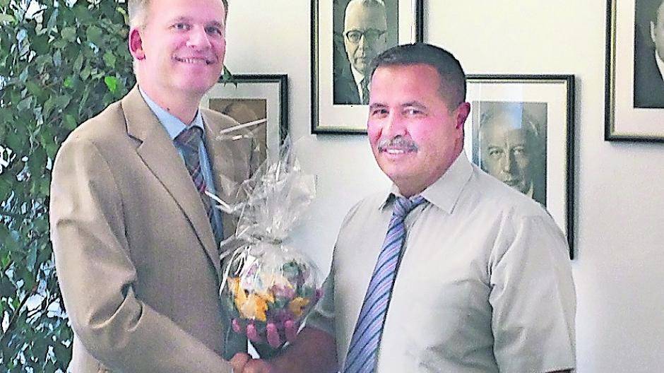 Händedruck: Bürgermeister Christian Wagner (links) begrüßte den neuen Vorsitzenden der Moscheegemeinde Lobberich, Ismail Bayrak, im Rathaus der Stadt.