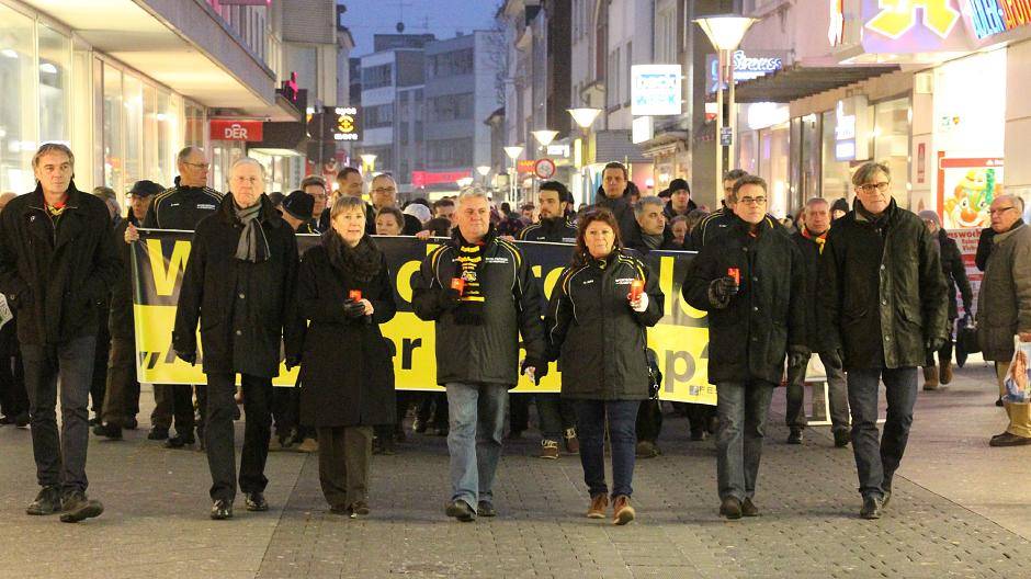 Schweigemarsch: In der ersten Reihe das Krefelder Karnevalsprinzenpaar Heribert Boosen und Christina Schwirtz-Lindner, DGB-Chef Ralf Köpke, Ex-Bundestagsabgeordneter Bernd Scheelen, Landtagsabgeordnete Ina Spanier-Oppermann, Oberbürgermeister Gregor Kathstede und MdB-Siegmund Ehrmann.