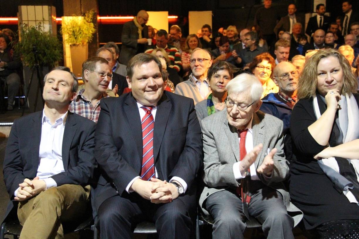 Gute Wünsche: OB-Kandidat Frank Meyer (Mitte) weiß an seiner Seite Alt-OB Willi Wahl (r.) und Düsseldorfs OB Thomas Geisel (l.).