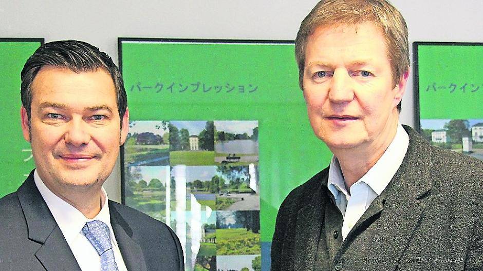  Gemeinsamkeit: Beigeordneter Thomas Visser (r.) eröffnet Extra-Tipp-Geschäftsführer Veith Winkels (l.) die Möglichkeit, den Trauerratgeber auch in öffentlichen Verwaltungsstellen auszulegen. Für das Jahr 2016 ist die Fusion des Magazins mit der städtischen Info-Broschüre Friedhof geplant. 