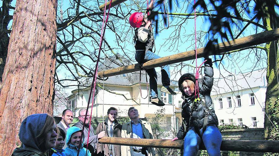 Klettermaxe und Bewunderer: Den Kindern auf der Baumtreppe schauen zu (v.l.): Welle-Niederrhein-Chefredakteur Markus Wöhrl, Heimleiter Jens Lüdert, AOK-Marketingleiter Christian Brück und Helios-Regionalgeschäftsführer Hans Walter Singer.