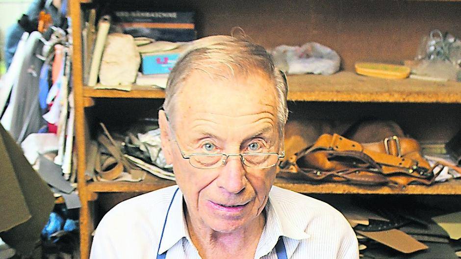  Günter Hansen in seiner Werkstatt. Der 82-Jährige hatte anfangs als Schuster in Krefeld Probleme, weil er aus dem „weit entfernten“ Xanten stammte. 