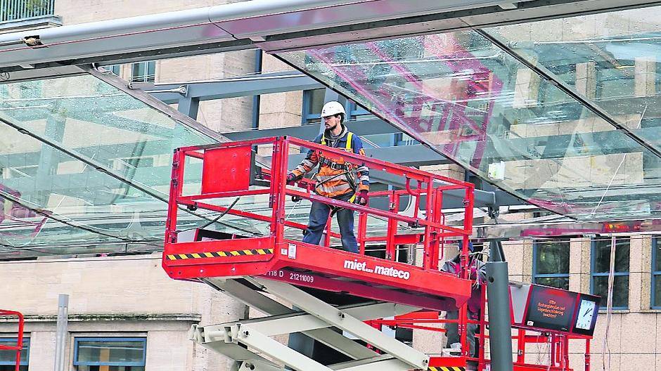 Das verflixte letzte Glaselement: Am Dach der Ostwall-Haltestelle wurde gestern bis zum Einbruch der Dunkelheit noch gearbeitet. Fotos (2): jps