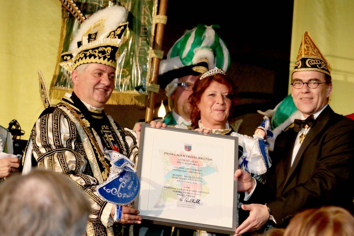 Bunte Prinzenproklamation lockt viel Prominenz / Wir-Gefühl der Krefelder Karnevalisten: Der Prinz als Rosenkavalier