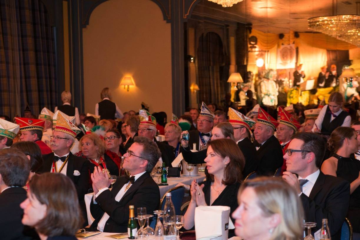 Bunte Prinzenproklamation lockt viel Prominenz / Wir-Gefühl der Krefelder Karnevalisten: Der Prinz als Rosenkavalier