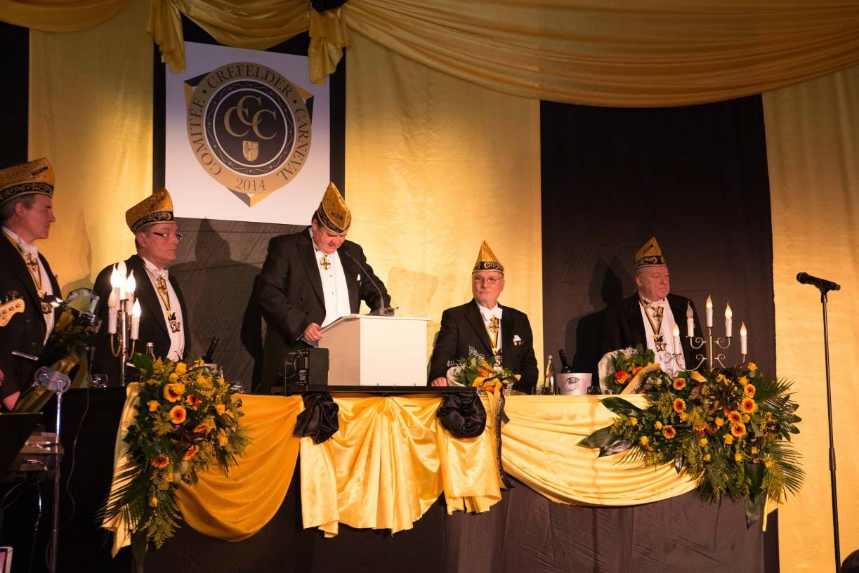 Bunte Prinzenproklamation lockt viel Prominenz / Wir-Gefühl der Krefelder Karnevalisten: Der Prinz als Rosenkavalier