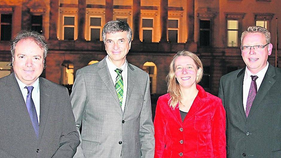 Am Tag der Vorstellung: Peter Vermeulen (2.v.l.) zusammen mit Krefelds CDU-Fraktionschef Philibert Reuters, CDU-MdB Kerstin Radomski und Parteichef Marc Blondin vor dem Krefelder Rathaus.