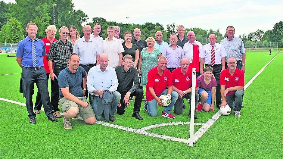  Gemeinsam freuen sich alle über die Einweihung des neuen Rasenplatzes. 