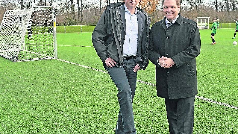 Am Ball: Oberbürgermeister Frank Meyer (r.) und HSV-Vorsitzender Alexander Keyserlingk weihen gemeinsam den neuen Kunstrasenplatz in Hüls ein.