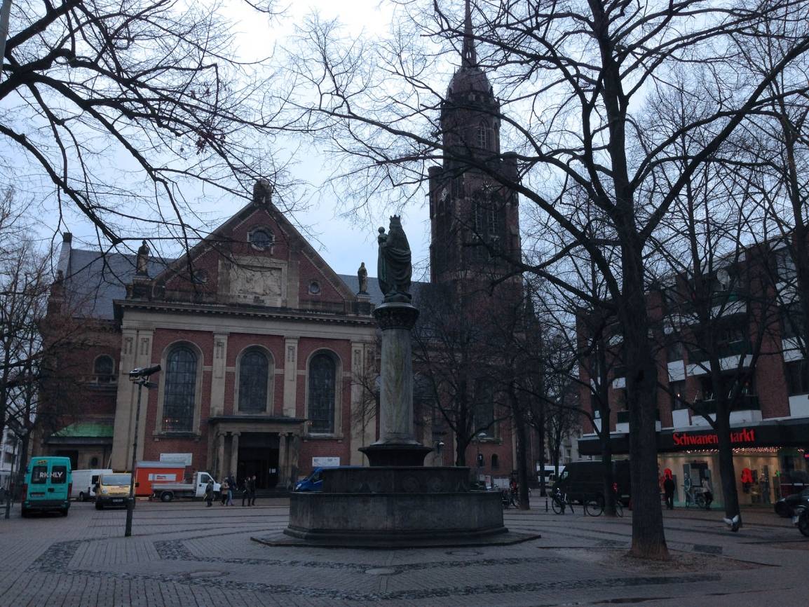 Unter dem historischen Platz soll eine Tiefgarage...