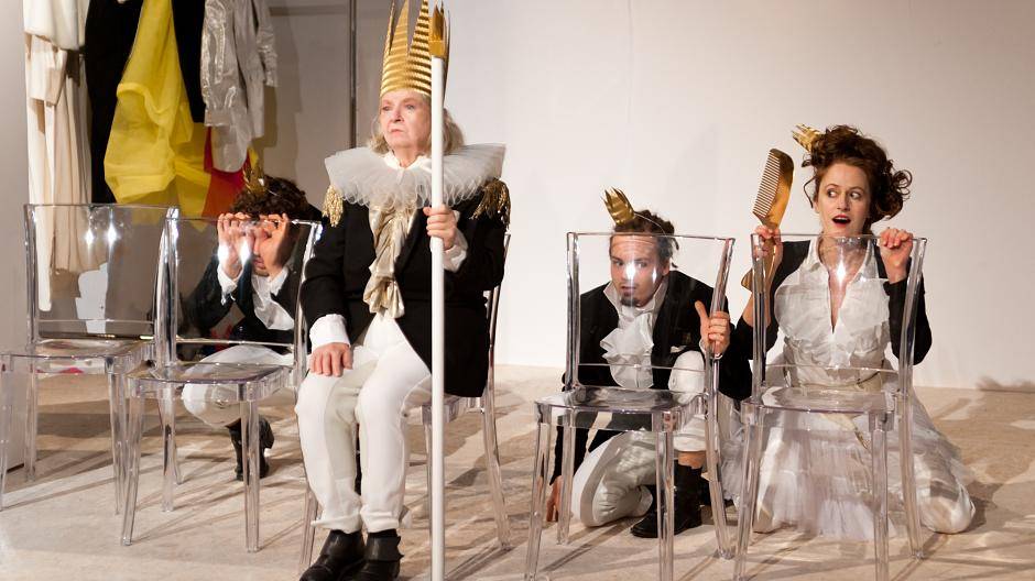 Im Rücken der Macht: Die Königskinder erfreuen sich nur noch kurze Zeit der unbeschwerten Jugend. Bald schon müssen sie sich böser Mächte erwehren und werden dabei erwachsen.