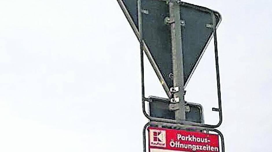 Ludbach-Parkdeck: Verwirrung um Parkscheiben-Schild