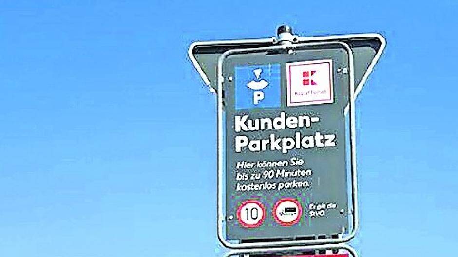Erst war es montiert, dann war es wieder weg. Nur kurze Zeit hielt der Hinweis, auf dem Parkdeck an der Ludbach-Passage die Parkscheibe zu nutzen.