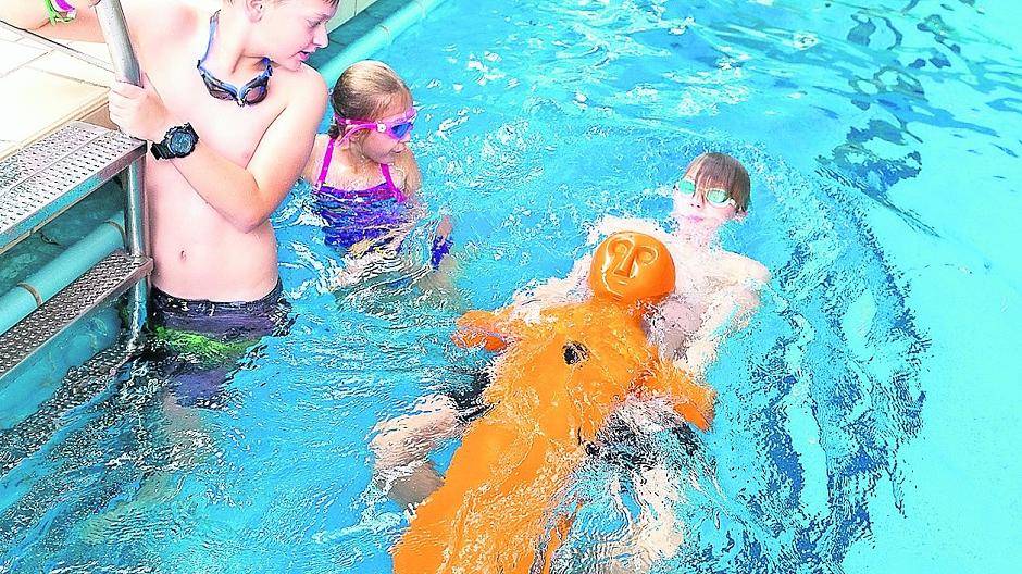  Ausgelassene Wasserratten starten mit dem traditionellen Riesenrutschentag in die Ferien. Kinder und Jugendliche können erstmals in den Beruf des Schwimmmeisters schnuppern und erfahren dabei auch einiges rund ums Rettungsschwimmen. 