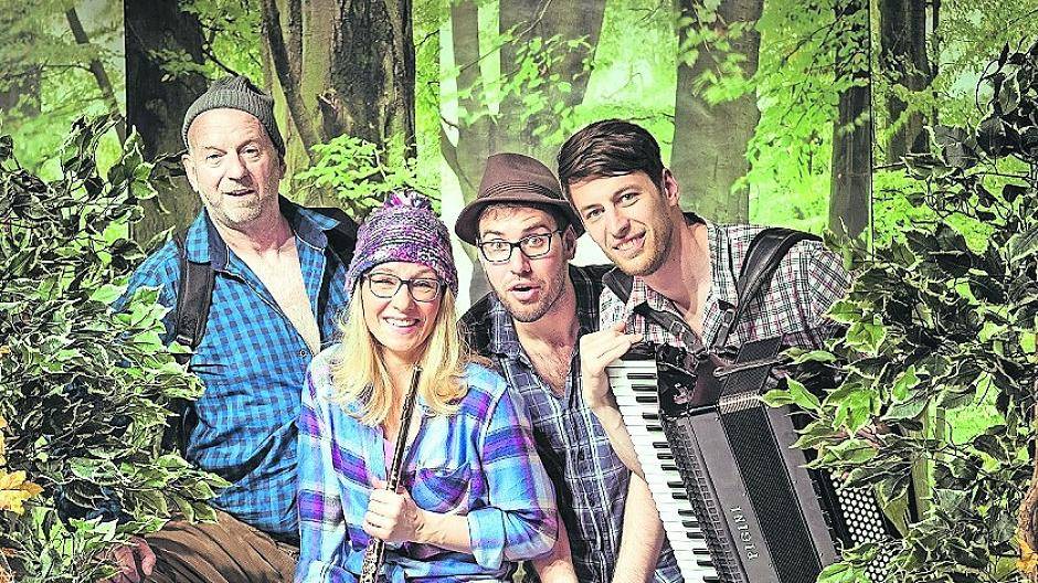 Geschichten gibt es von vier Wanderern am Lagerfeuer.