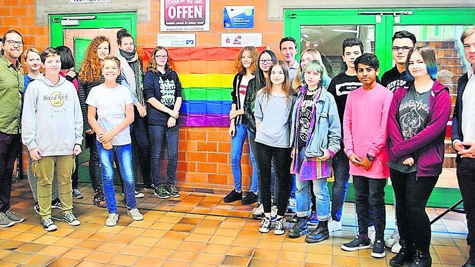  Die Klassensprecher, das SV-Team, Lehrer und Schulleiter Christoph Hopp feierten gemeinsam mit dem Landeskoordinator Frank G. Pohl die „Schule der Vielfalt — Schule ohne Homophobie“. Ein Schild wurde angebracht. 