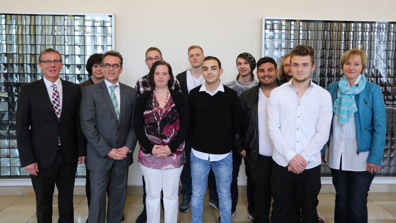  Gruppenbild der Geehrten mit (v.l.): Polizeipräsident Rainer Furth, Bettina Lingens (Weißer Ring) und OB Gregor Kathstede. 