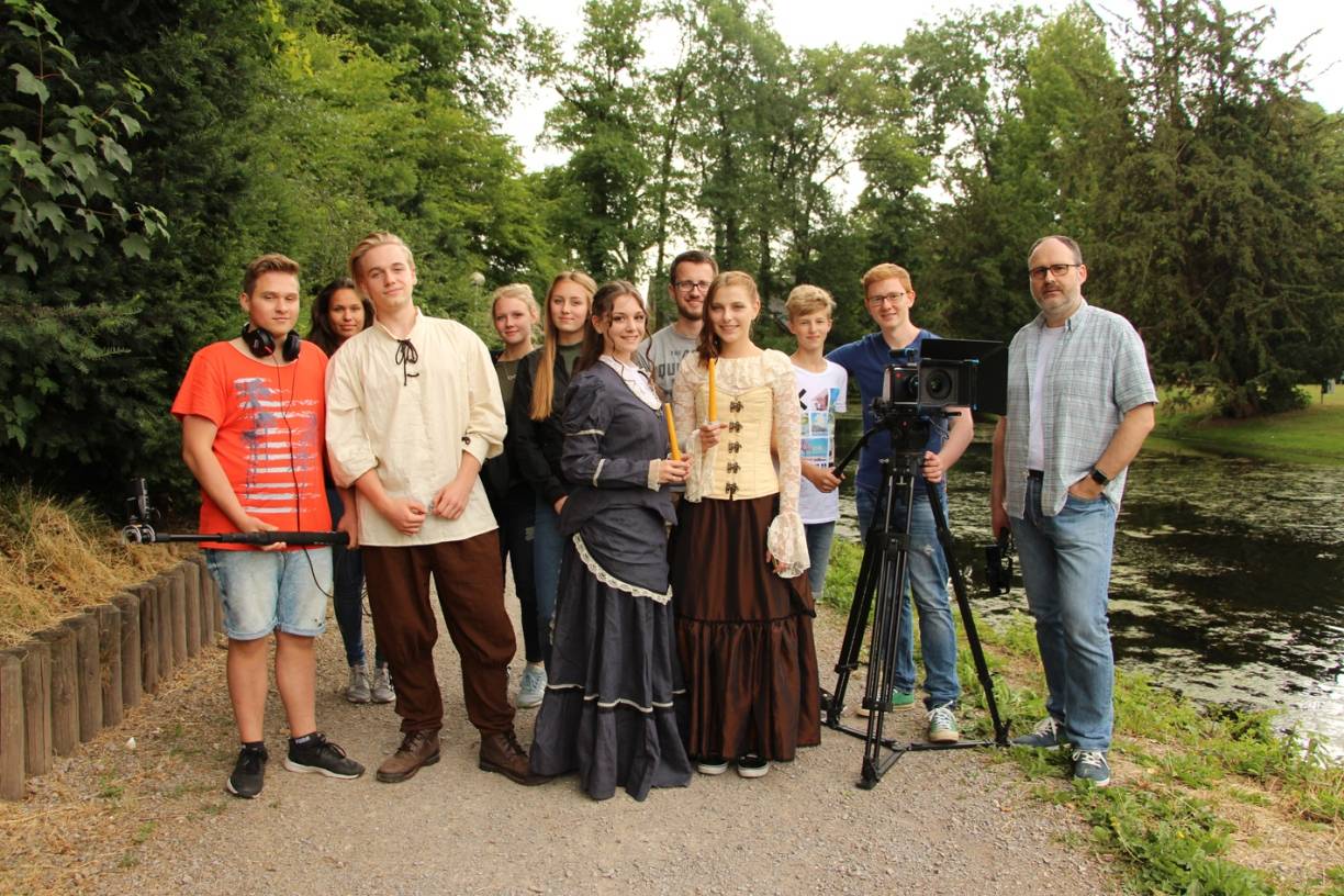  Immer mit Herzblut dabei: Holger Wiek (rechts) und ein Großteil seines Filmteams zu „Bedlam“. 