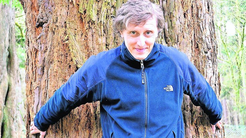  Michael Geller kann die warme Borke fühlen. Der Farmvogt der Sequoiafarm wünscht sich ehrenamtliche Helfer und Naturfreunde, die „mit anpacken“. 