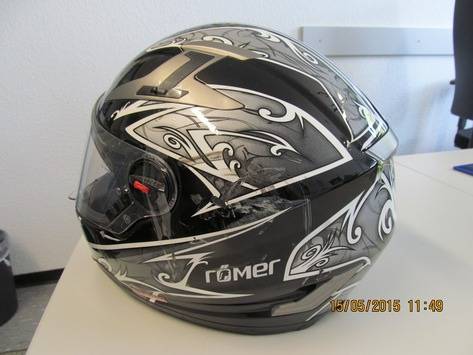 Freihändig bei Rot gefahren: Motorrad-Rowdy kracht gegen Opel