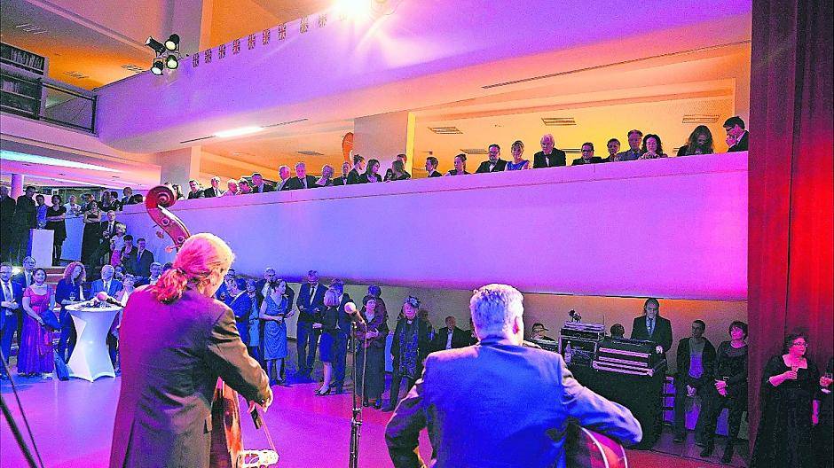 Theaterball entführt in die Stadt der Liebe