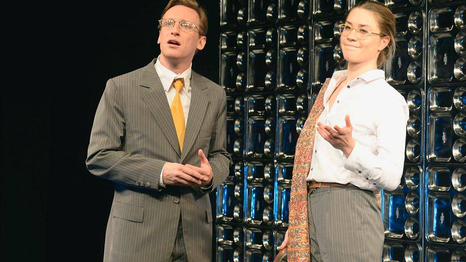  Ronny Tomiska und Henrike Hahn geben in der Fabrik Heeder Nachhilfeunterricht für künftige Indien-Versteher. Zum letzten Mal ! 