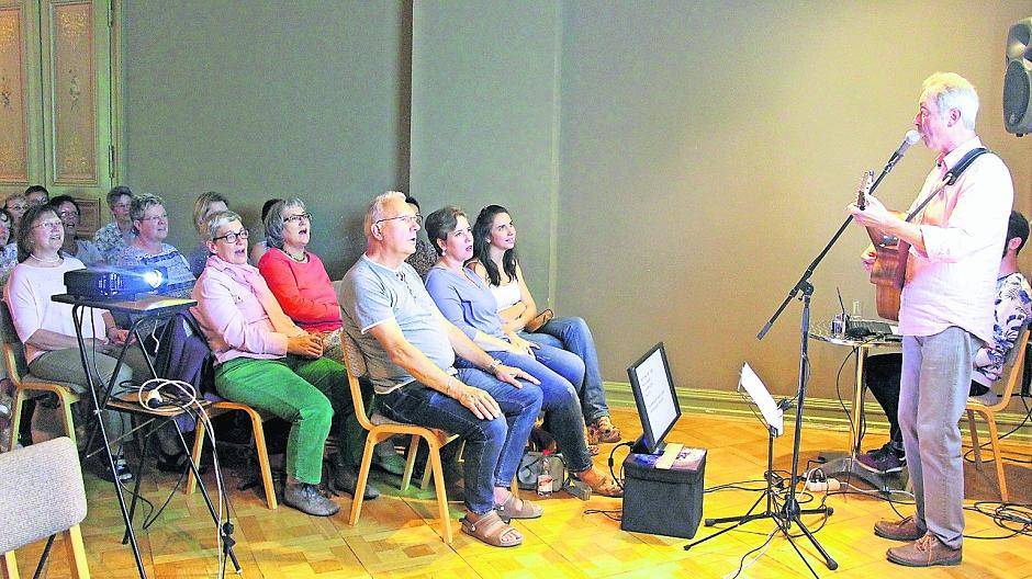  Gemeinsam mit Johannes Brand wird bei „Sing mal!“ ausgelassen geträllert. 