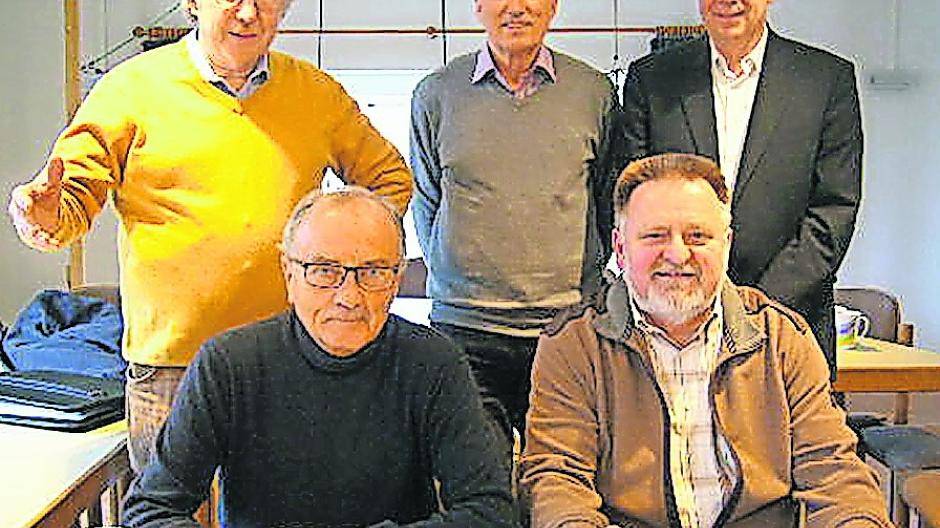 Begleiten Arbeitslose auf ihrem Weg in einen neuen Job: die „Paten“ (hinten v.l.) Dr. Wolf Bachmann, Karl Georg Kreft, Volker Geyer; (vorne v.l.) Wilfrid Ross und Ulrich Mannes.