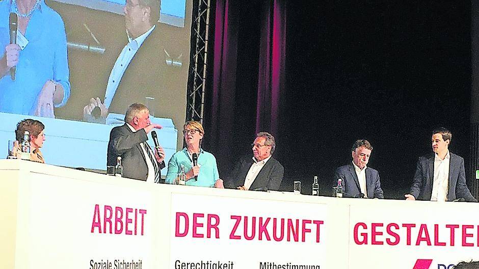  Wie soll die Arbeit in der Pflege in Zukunft aussehen? Nicht nur diese Frage wurde bei der Podiumsdiskussion gestellt. Der DGB NRW hatte eingeladen. 