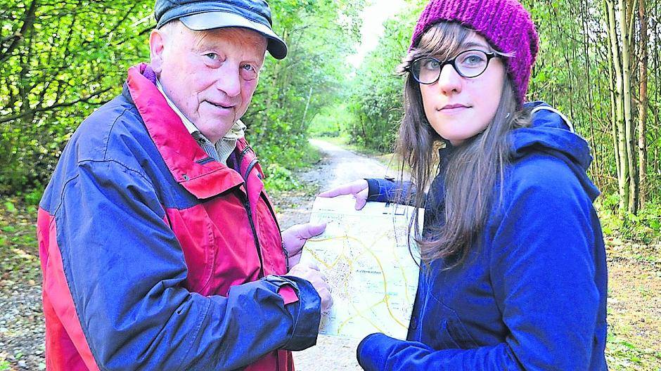  Recherchen im Grenzwald: Der ehemalige Leitende Zollbeamte Manfred Wintzen und Studentin Eva Burghardt. 