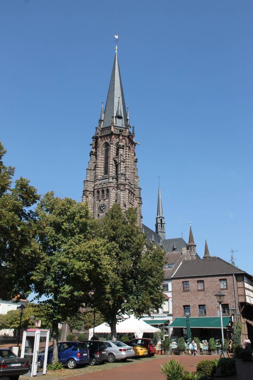 Die Pfarrkirche St. Michael Waldniel ist Start und Ziel der Radroute des Monats September. Der 84 Meter hohe Glockenturm ist bereits von weitem zu sehen.