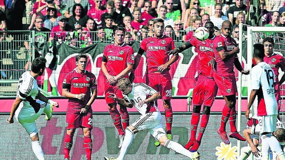 Wenn Calhanoglu zum Freistoß antritt, wird es gefährlich, so auch im Auswärtsspiel bei Hannover 96.